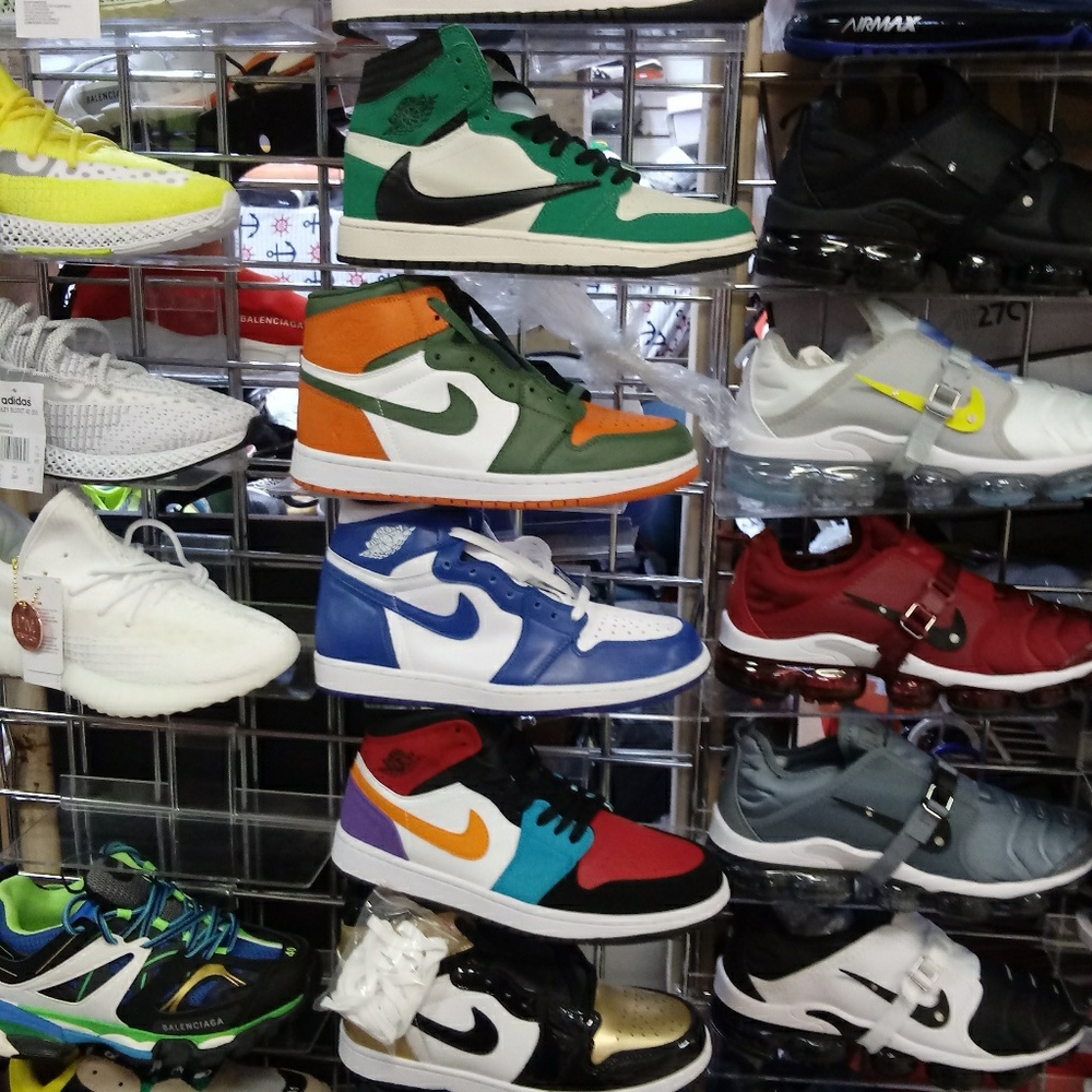 Tennis shoes